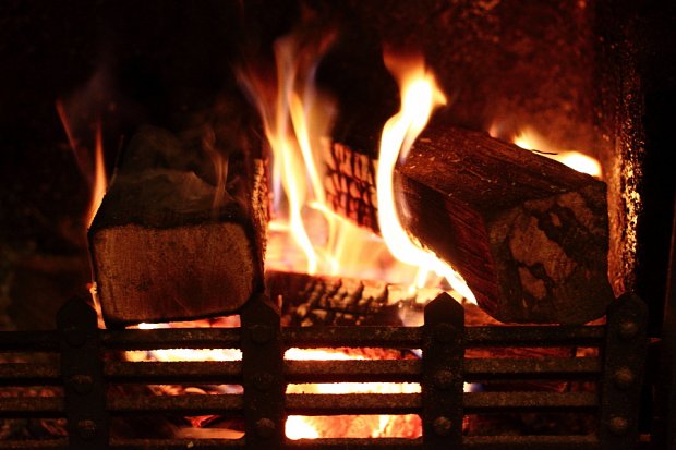 As the logs start to char your fire is getting well established and you can probably shut the first of your air vents. Getting to this stage should only take 15-20 minutes